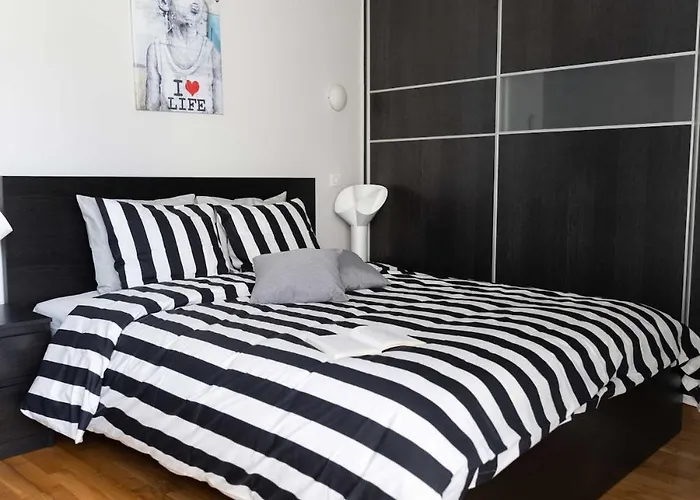Sunset Sky Lounge - Chic Penthouse In דירה